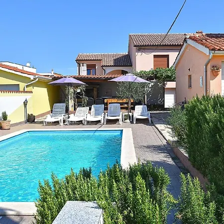 Mit Privatpool Fuer 16 Personen Ca 200 Qm In Galizana, Istrien Istrische Riviera בית נופש