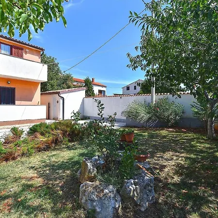 Mit Privatpool Fuer 16 Personen Ca 200 Qm In Galizana, Istrien Istrische Riviera בית נופש